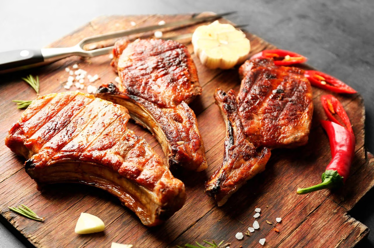 Filetes de res y condimentos.