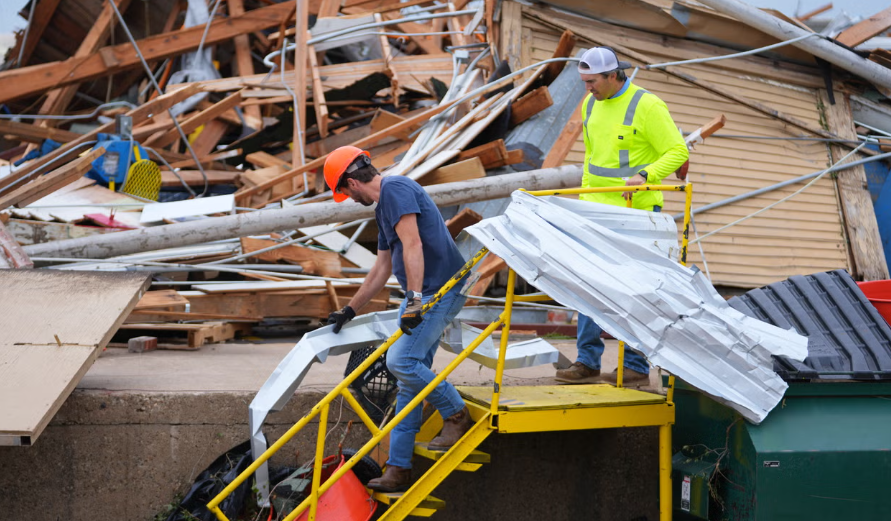 Tornado deja escombros y viviendas dañadas en ciudad cercana a Dallas