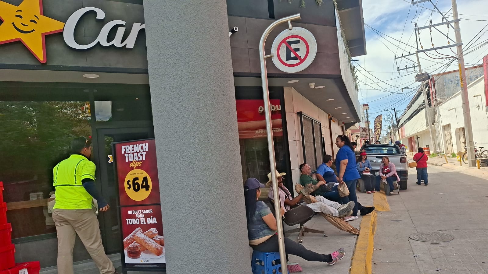 Personas haciendo fila para la inauguración del nuevo Carl's Jr. en el Centro de Los Mochis.