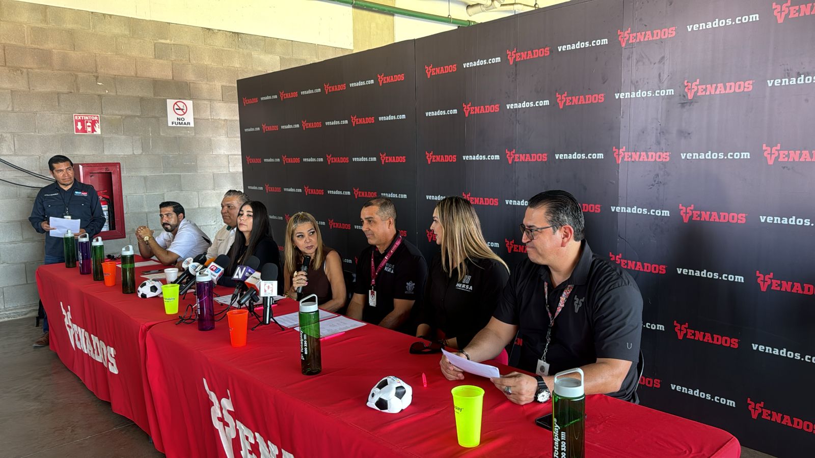 Personas en una rueda de prensa