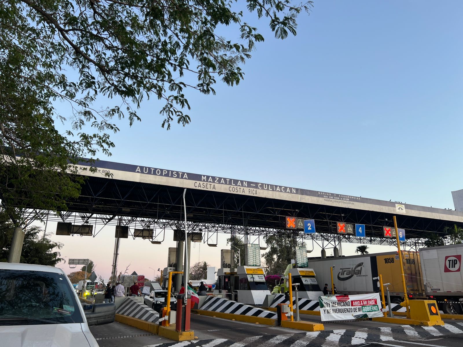 Sigue la toma de caseta Costa Rica en la Mazatlán-Culiacán