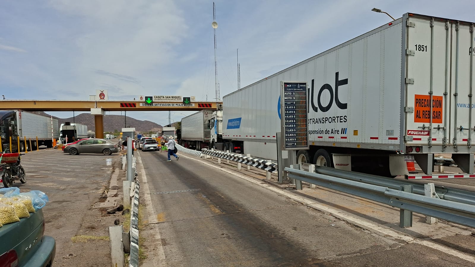 caseta de San Miguel donde se ve a vehículos de carga accediendo