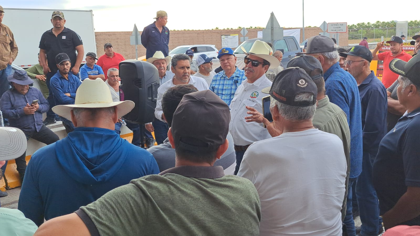 Productores junto s en una caseta de Sinaloa