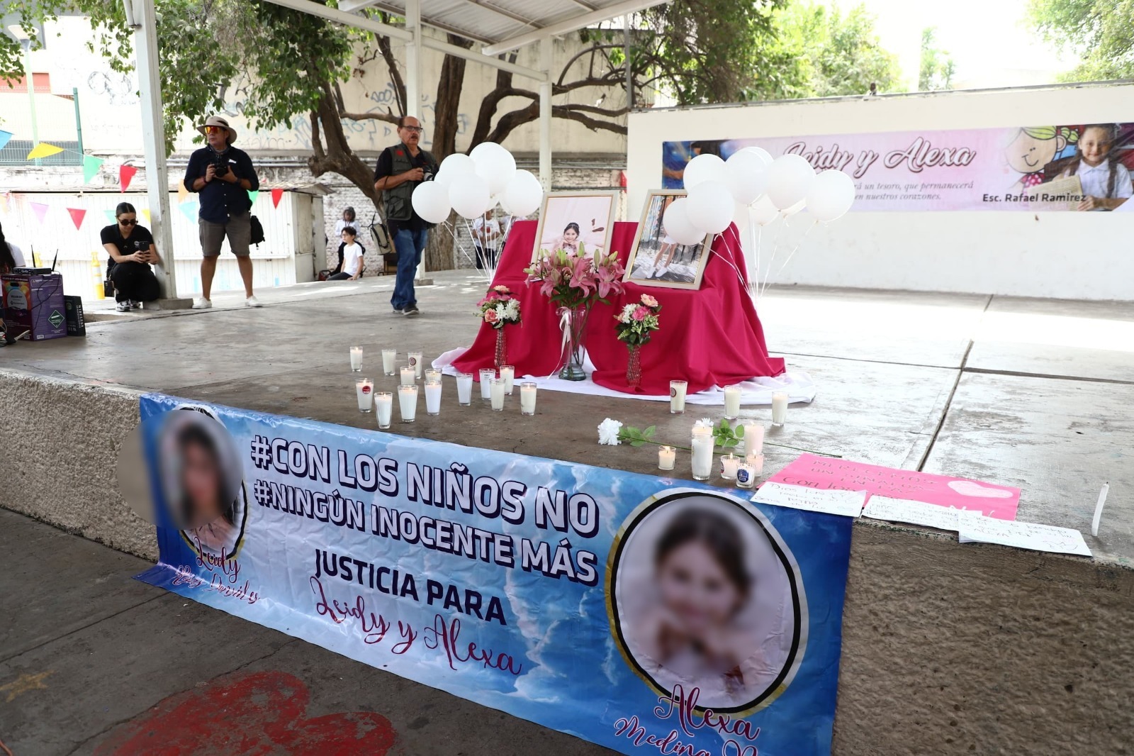 Velación en una primaria con imagenes de dos menores de edad asesinadas en un hecho violento en Culiacán