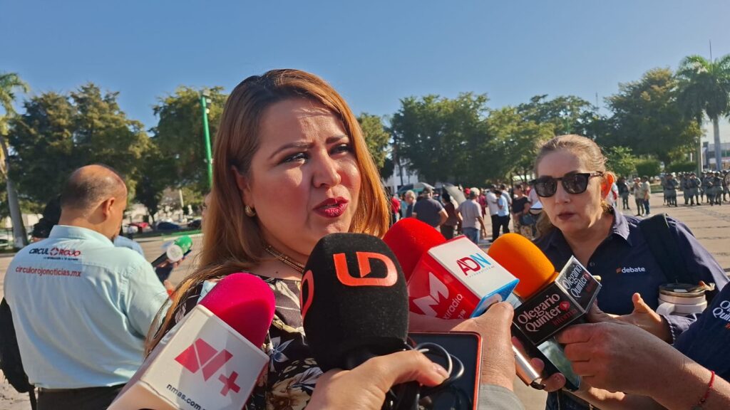 Emma Karina Millán Bueno junto a micrófonos de los medios de comunicación