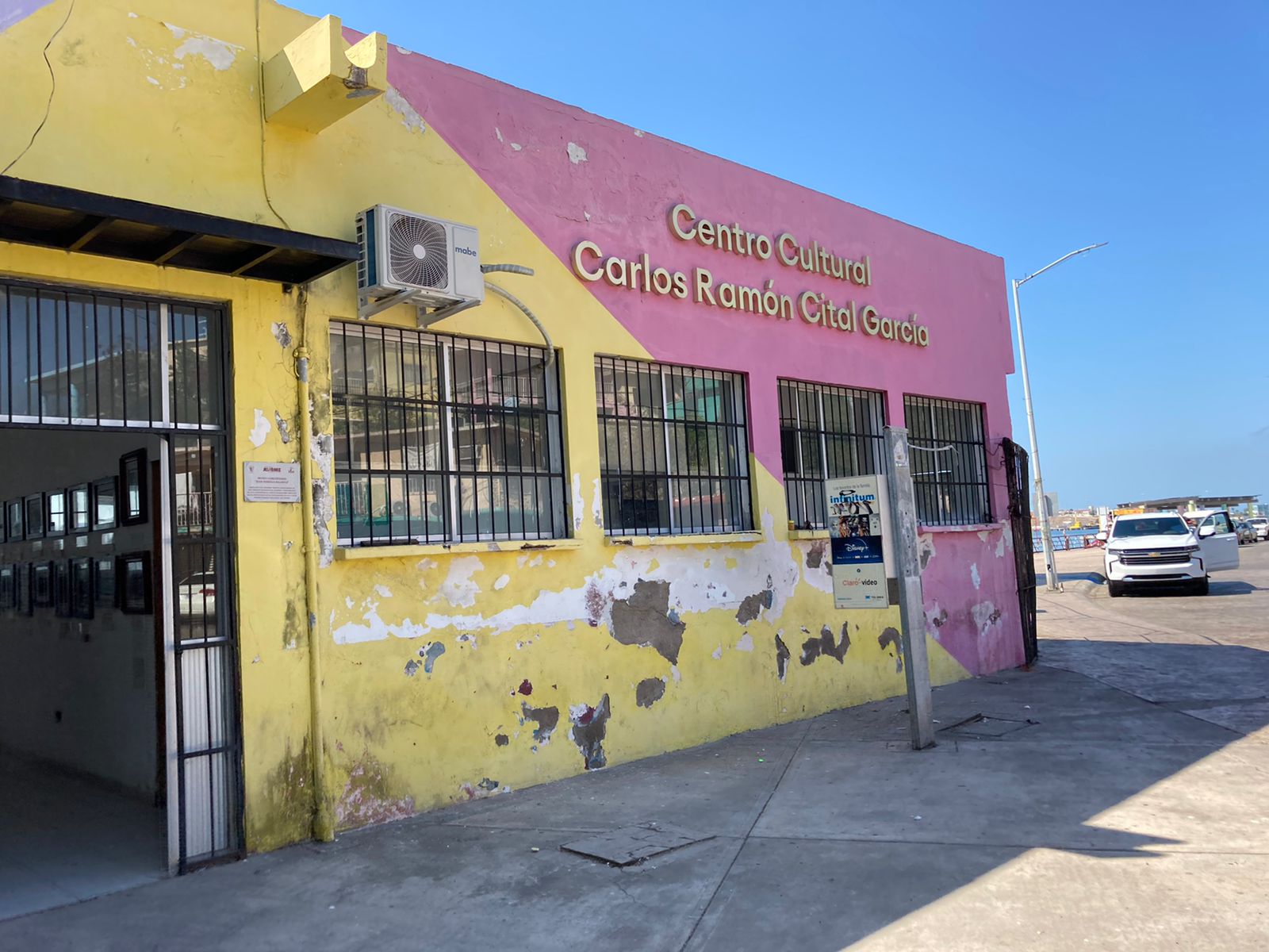 Edificio amarillo con rosa de centro cultural Carlos Ramón Cital García