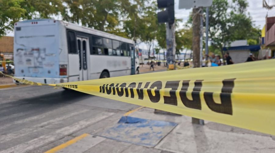 Camión urbano y cinta amarilla de precaución