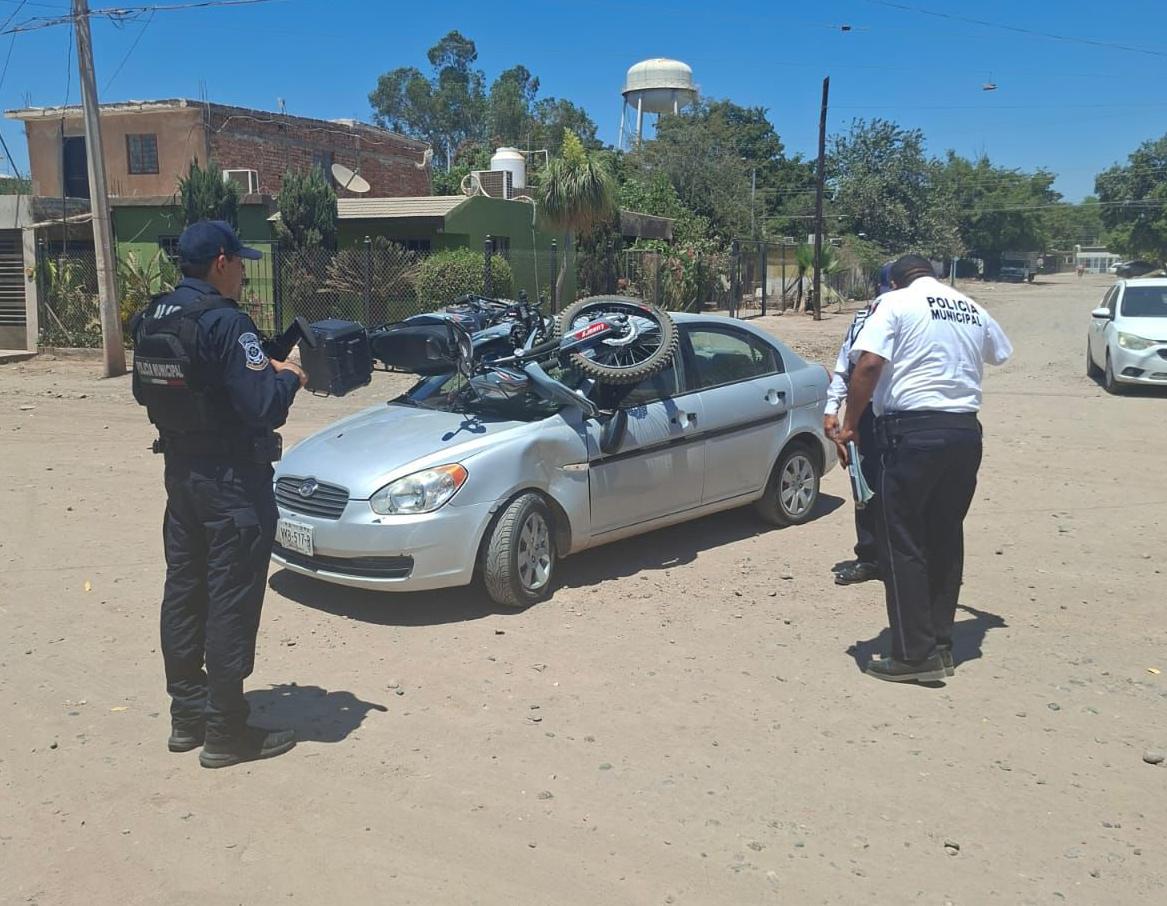 Motocicleta arriba de un carro en una calle de terracería