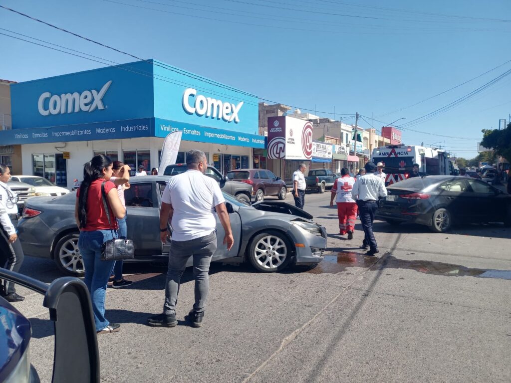 Autoridades y testigos en el lugar del accidente.