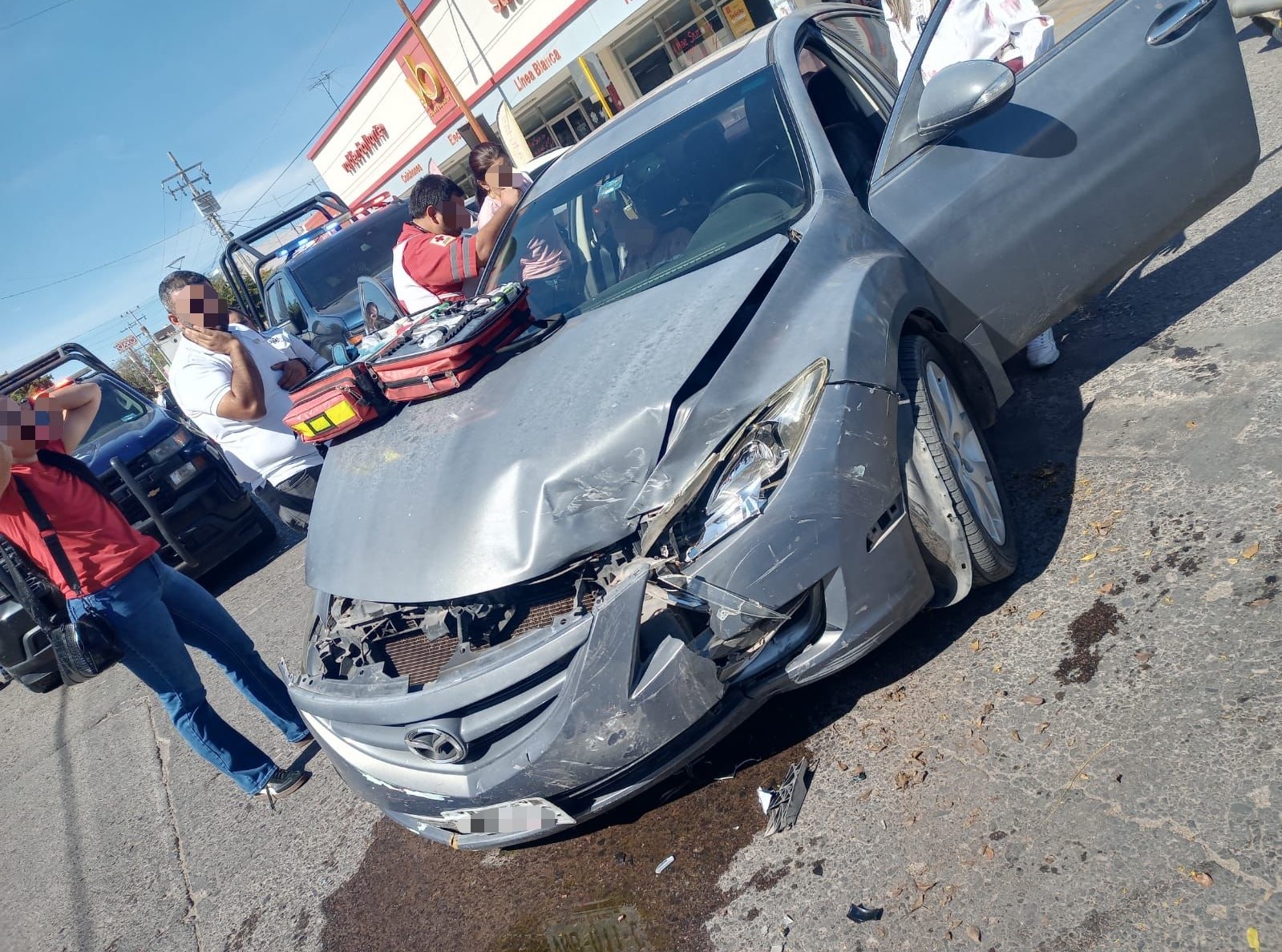 Vehículo con daños materiales tras el choque.