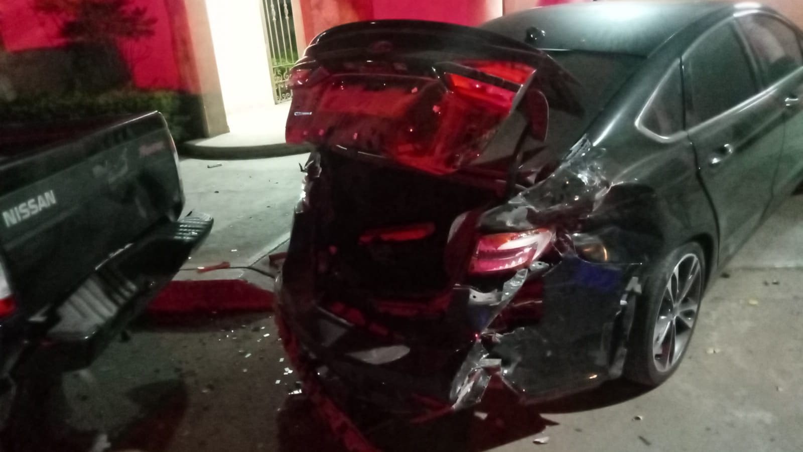 Vehículo con daños tras choque en Guasave