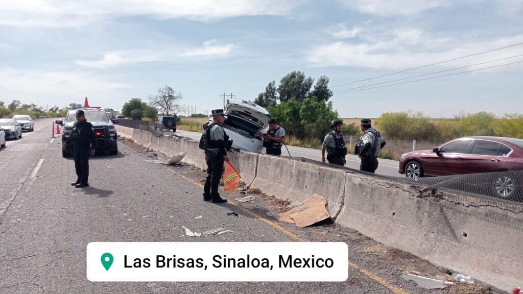 Eelemtos de seguridad con un carro chocado en el muro de contención