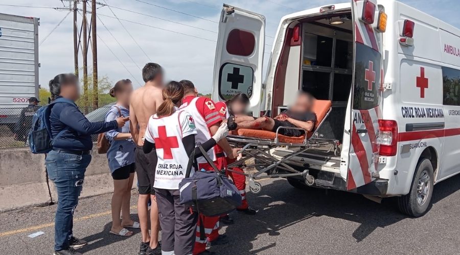 Ambulancia con una camilla y una persona lesionada con paramédico