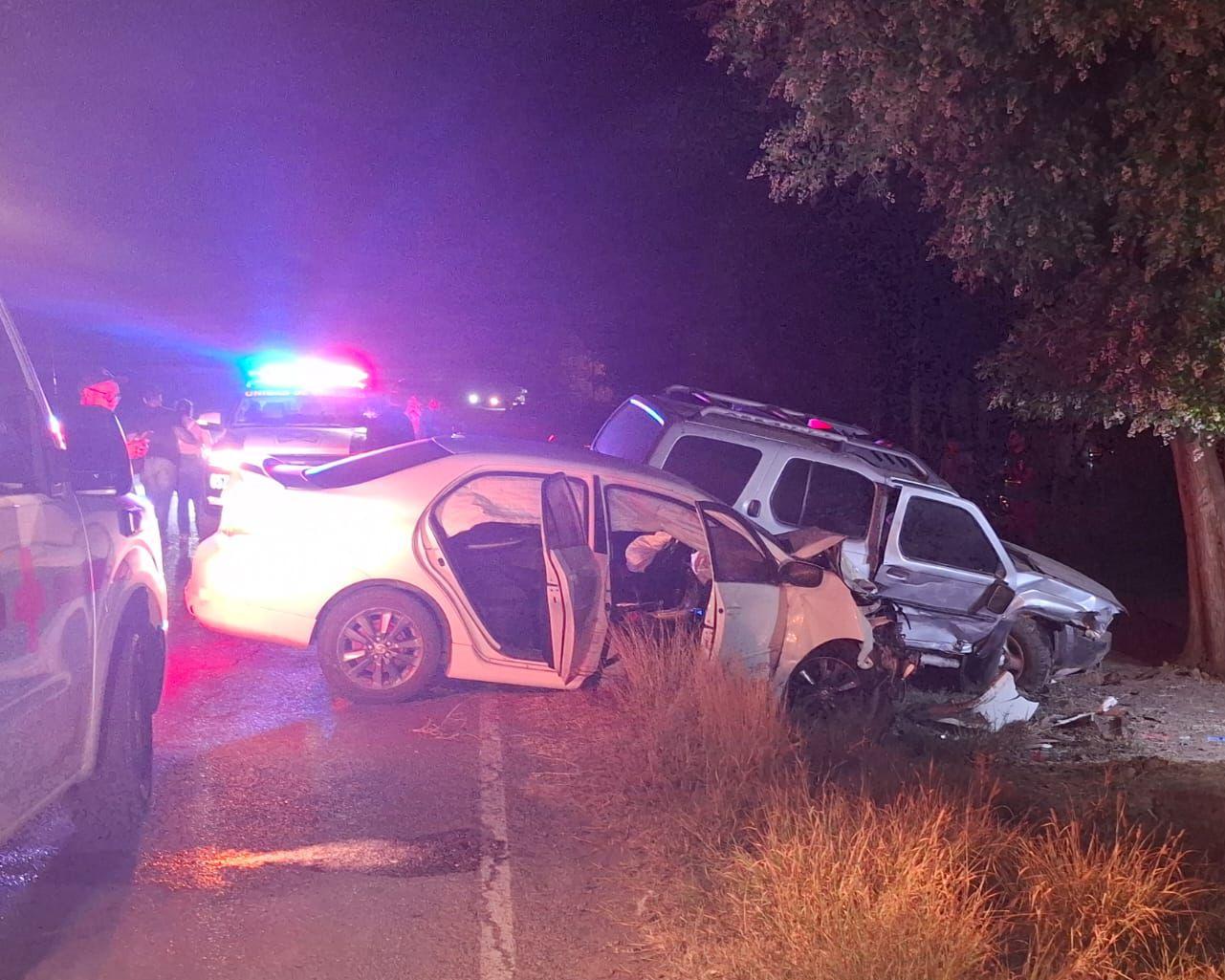 Vehículos dañados por choque fuera de carretera y unidad de policía detrás
