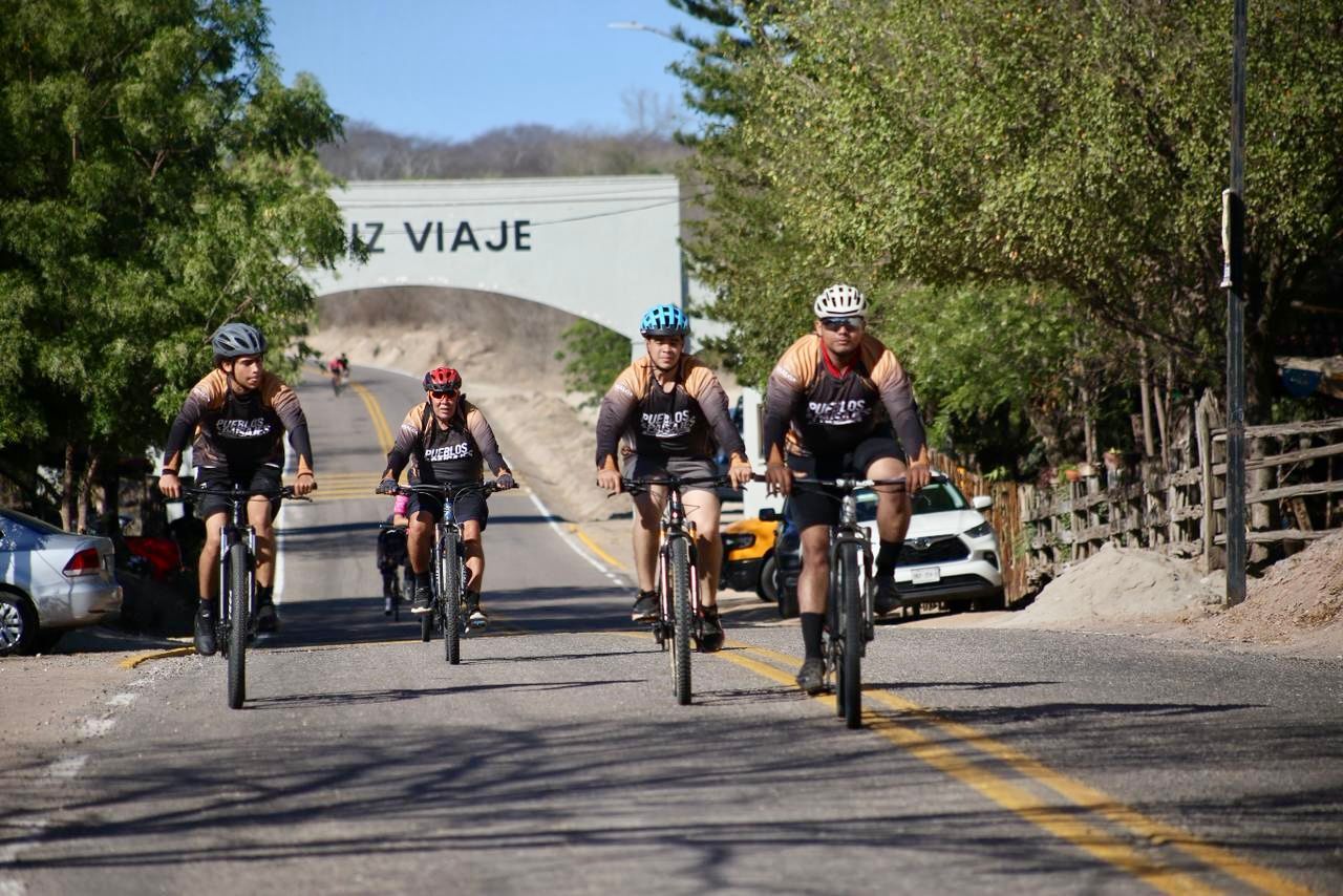ciclistas sobre carretera