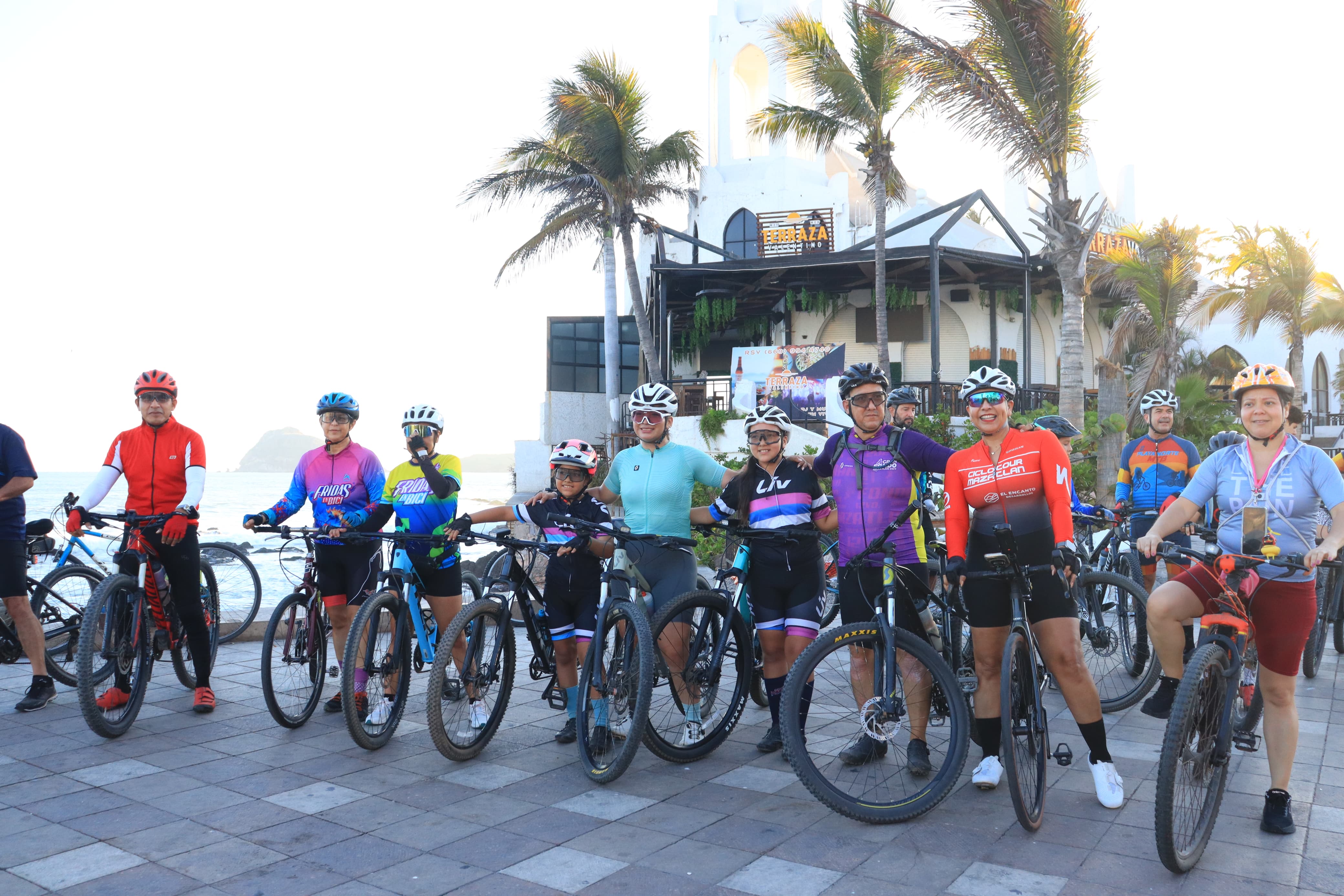 Ciclistas posando para la foto