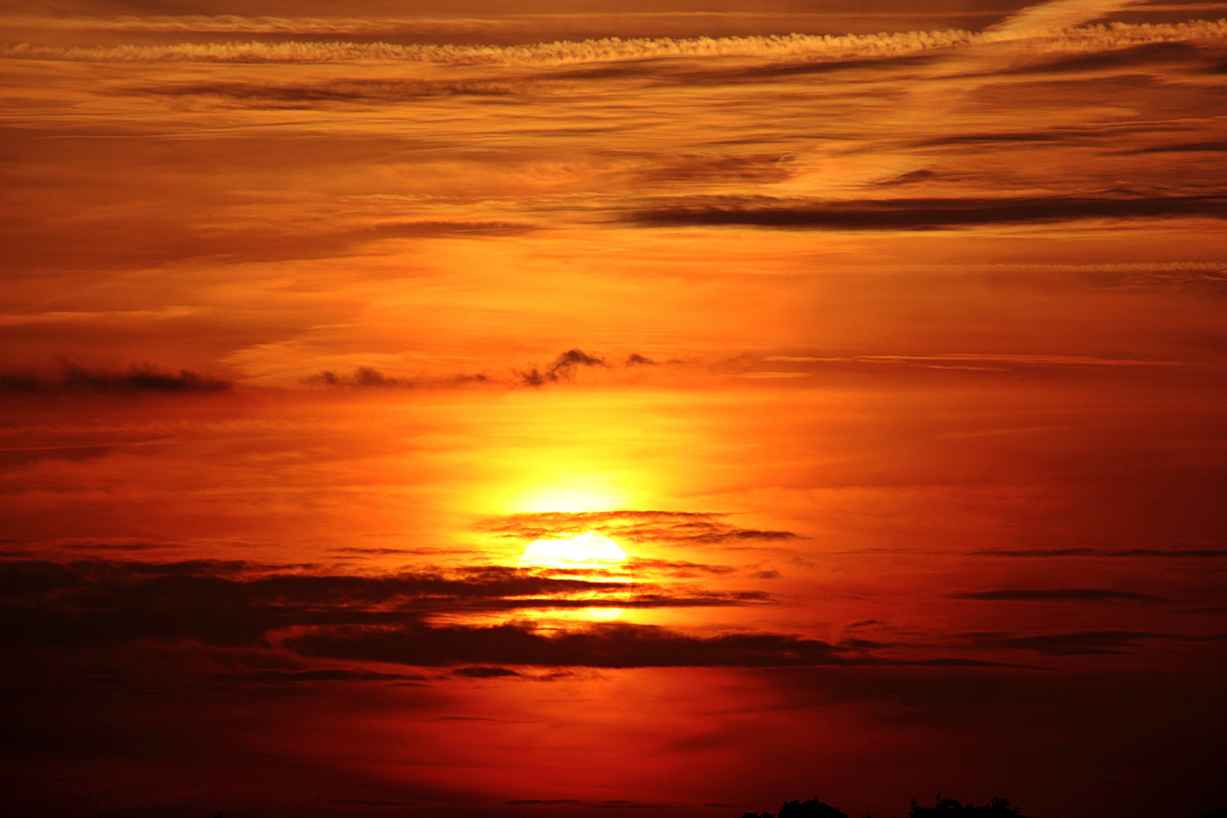 Sol ardiente en el cielo