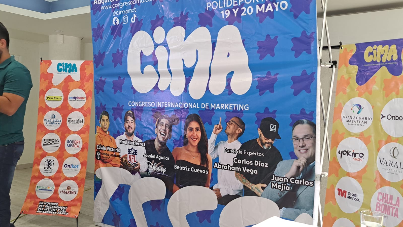 Lona y anuncio de las conferencias con el logo de CIMA
