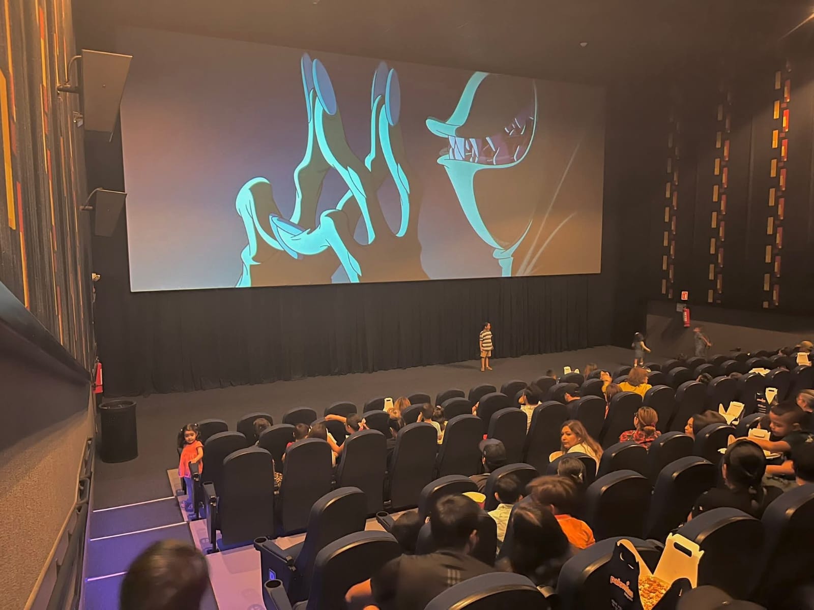Personas en un cine con niños en el festejo