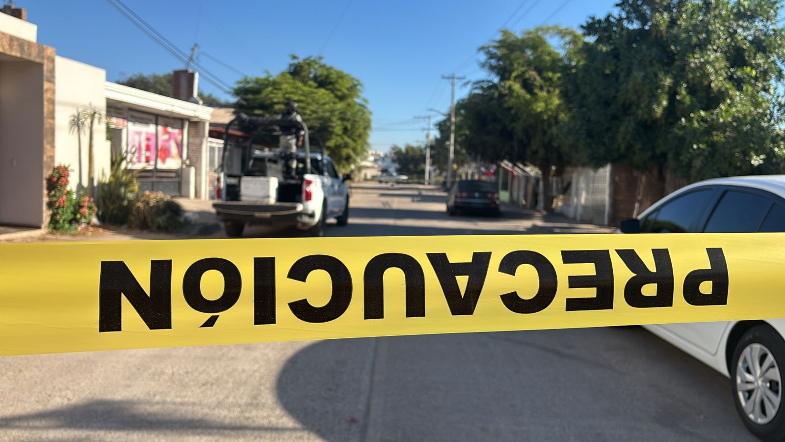 Cinta amarilla de precaución en una calle