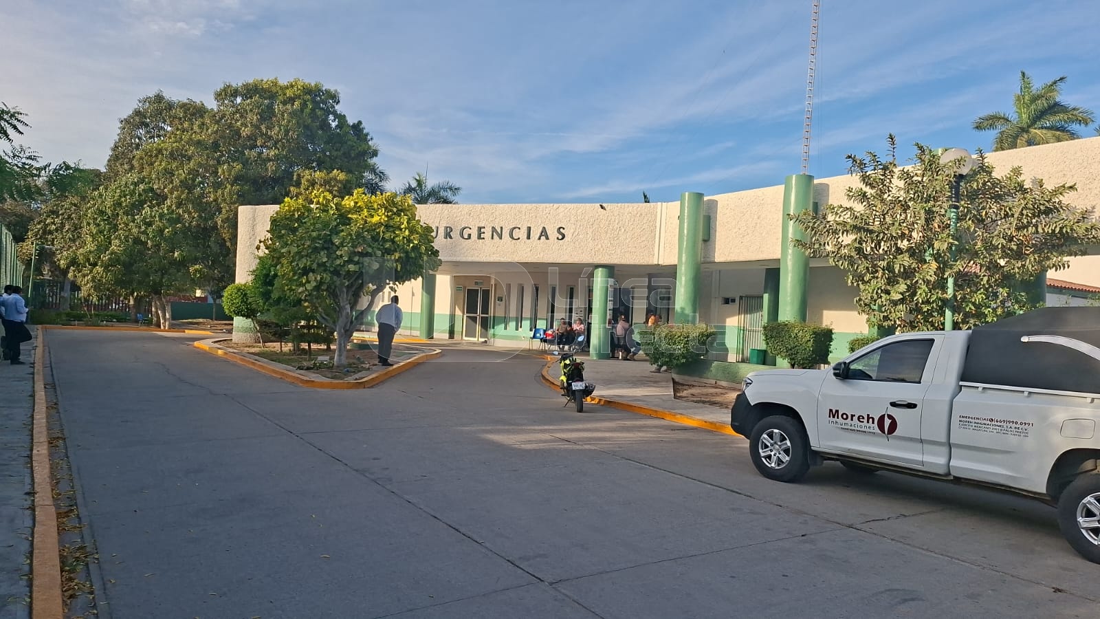 Emergencias de una unidad del IMSS junto a camioneta de funeraria