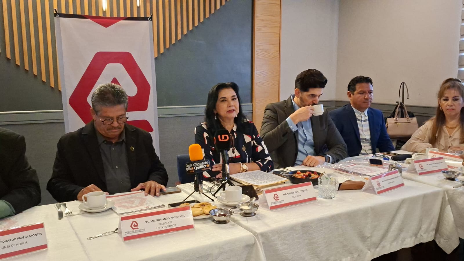 personas sentadas detrás de mesa en junta