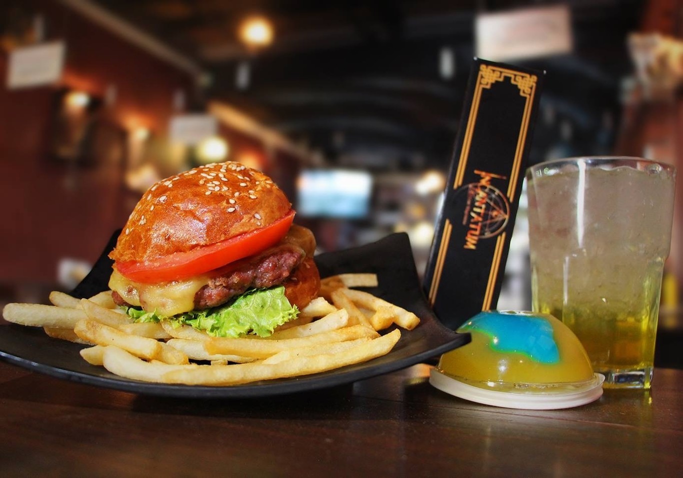Hamburguesa en plato con bebida y gelatina