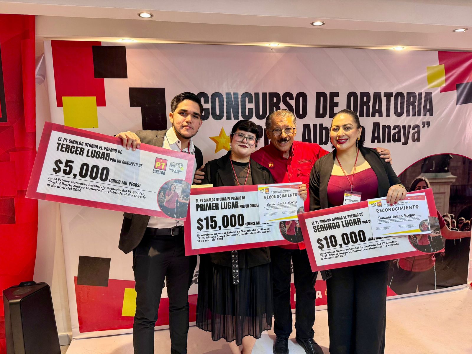 participantes de concurso de oratoria con premios