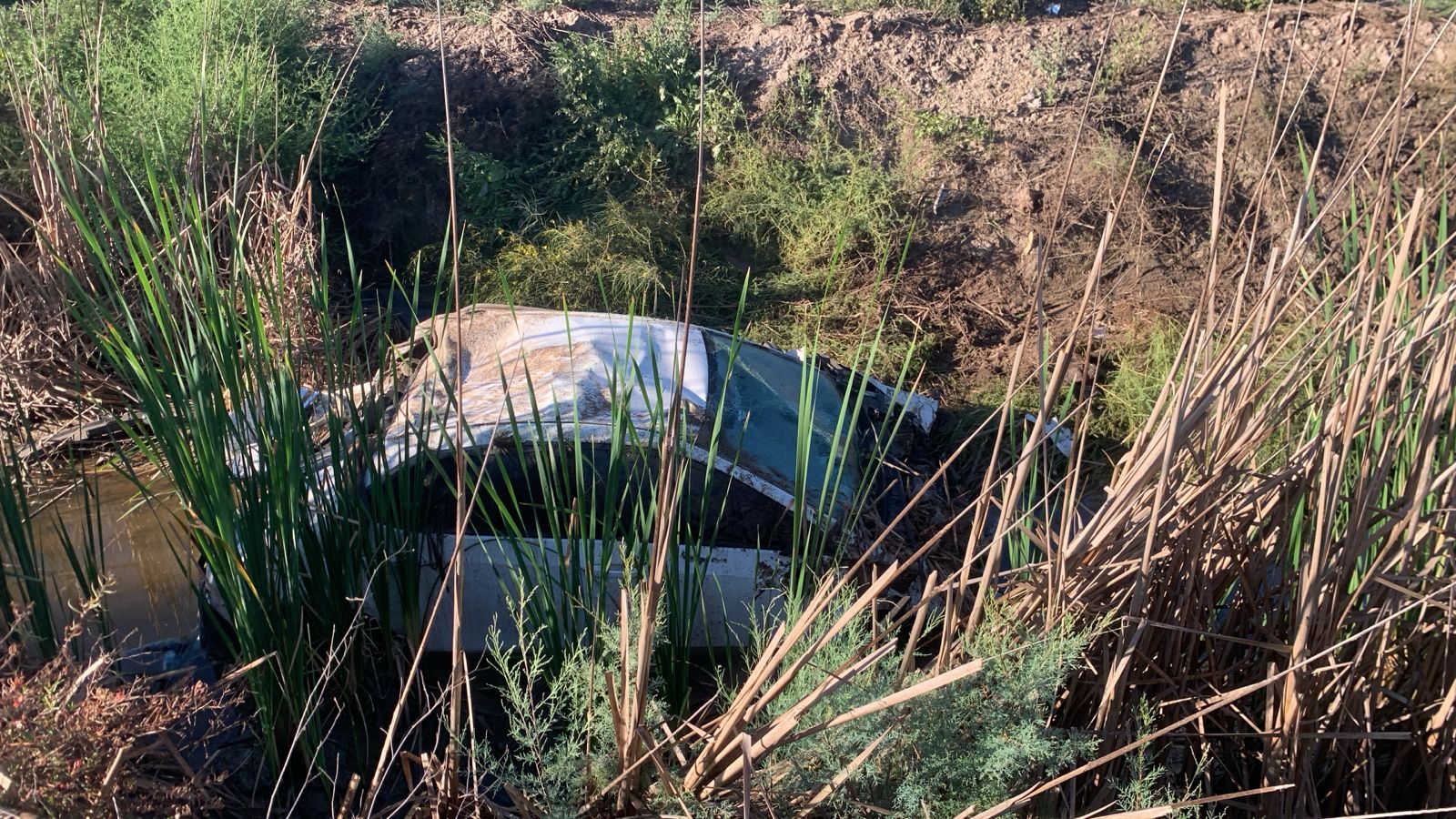 Vehículo dañado dentro de un dren