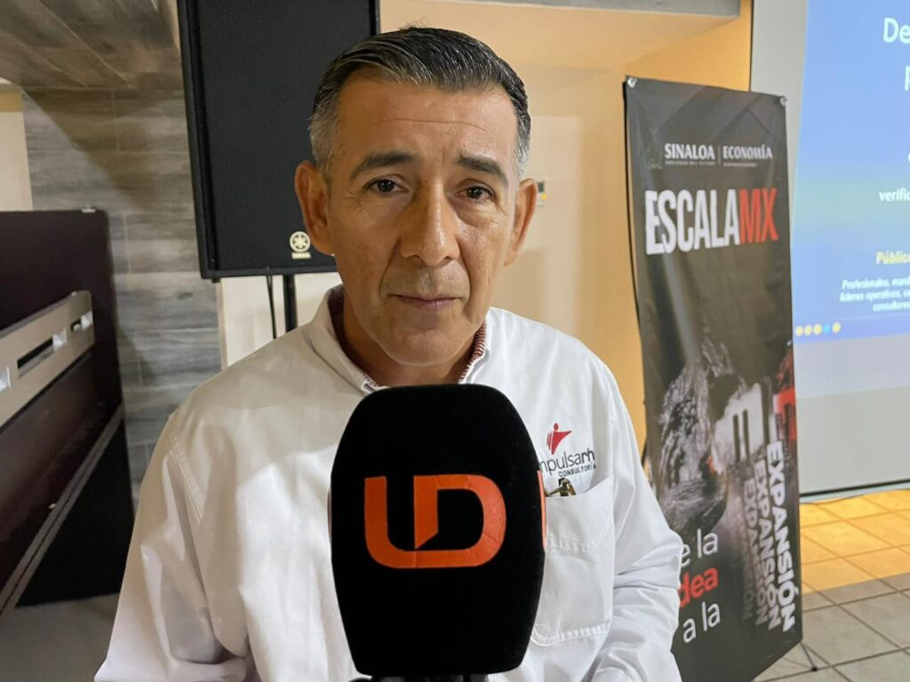 Sergio Mercado Saldaña conferencista con el micrófono de Línea Directa 