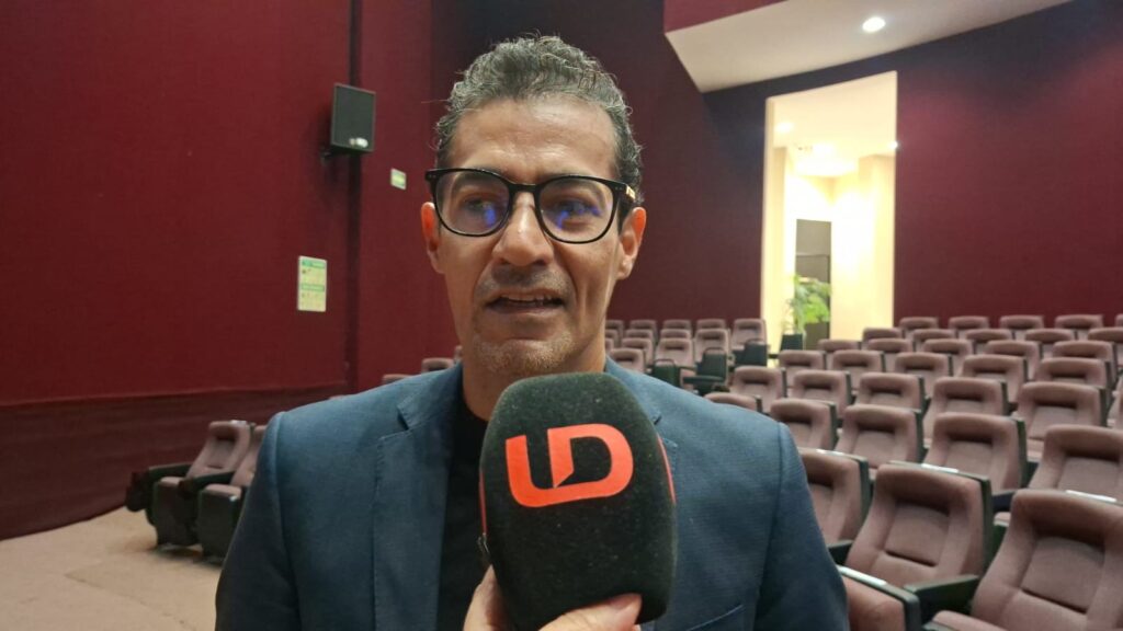 Sael Barraza con el micrófono de Línea Directa en un auditorio