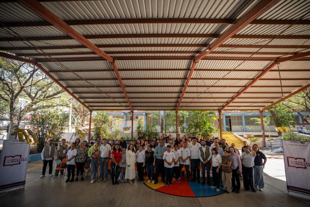 Alumnos del CAM24 junto a Juan de Dios Gámez Mendívil