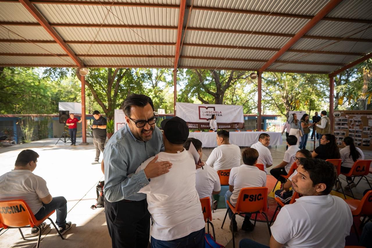 Juan de Dios Gámez Mendívil junto a estudiantes del plantel