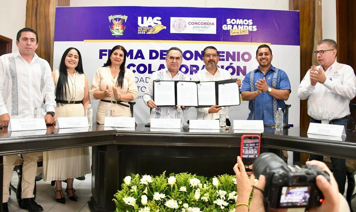 Autoridades gubernamentales y de la UAS posando para la foto con convenio firmado en manos