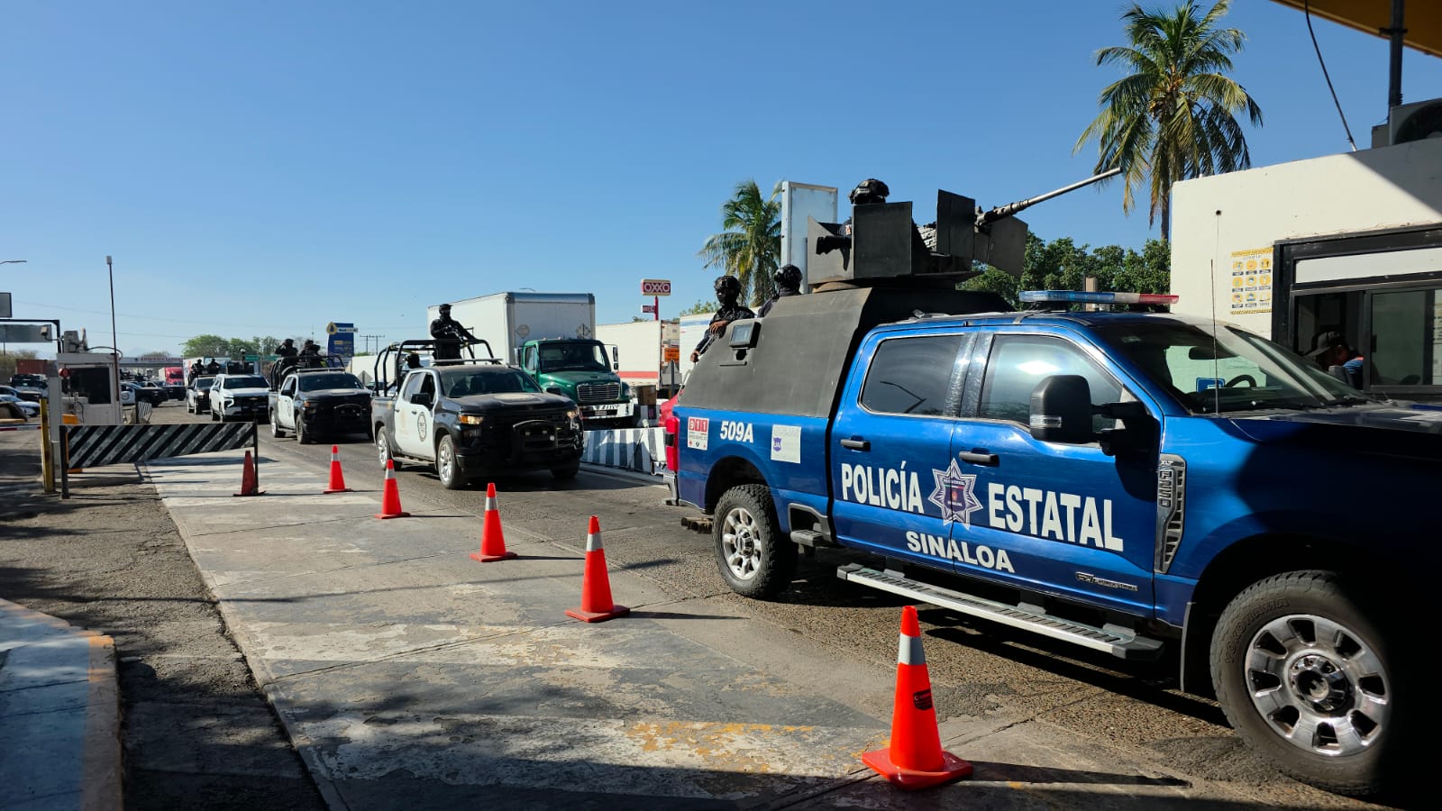 Unidades de seguridad transitando por una zona de casetas
