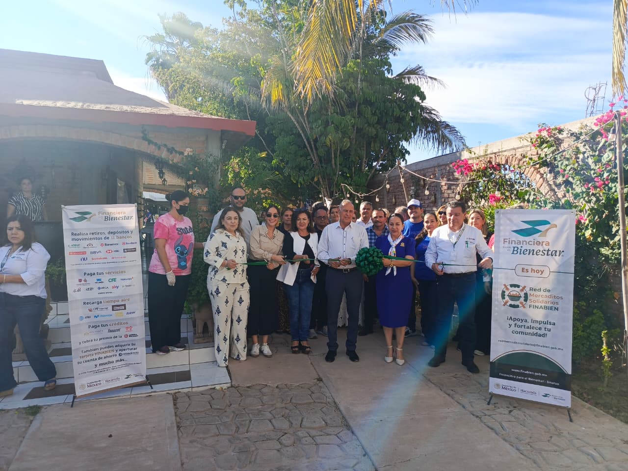 Corte del listón de Mercadito Solidario en Los Mochis
