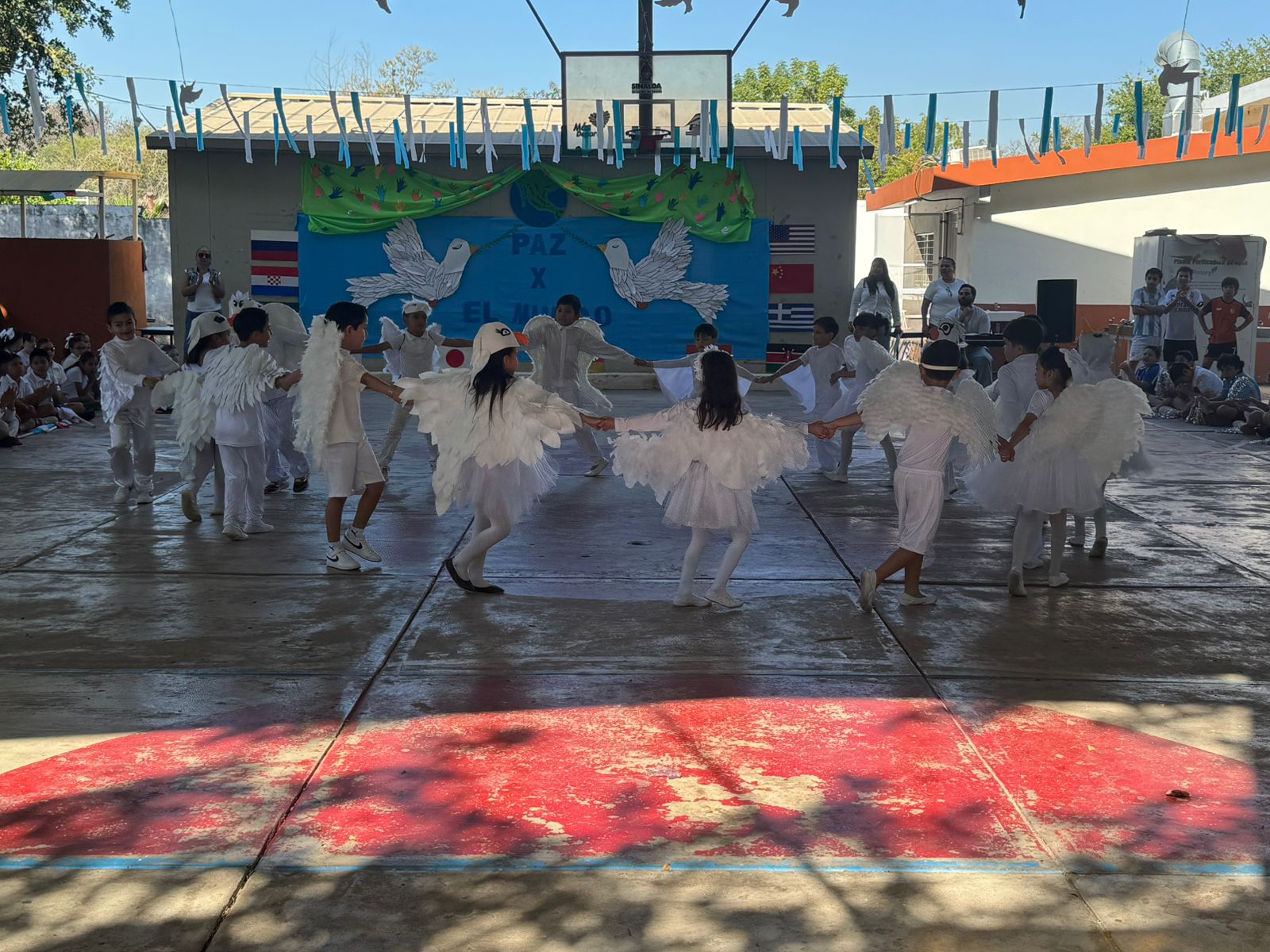 Niños realizando una interpretación artística.