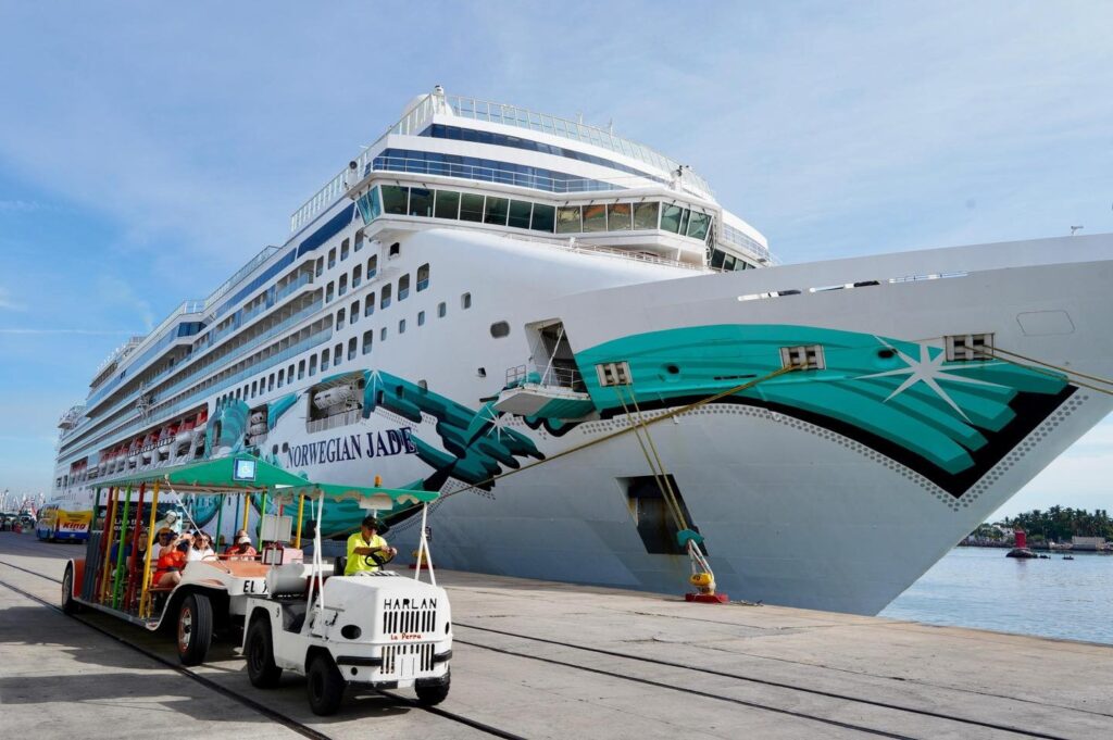 Crucero junto a un muelle y un carrito al costado