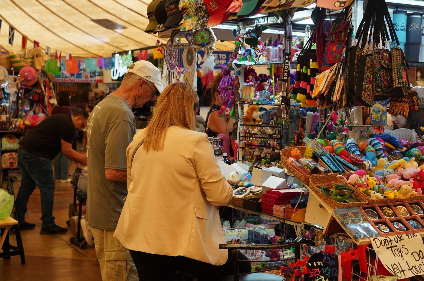 Un hombre y una mujer comprando recuerdos en Mazatlán