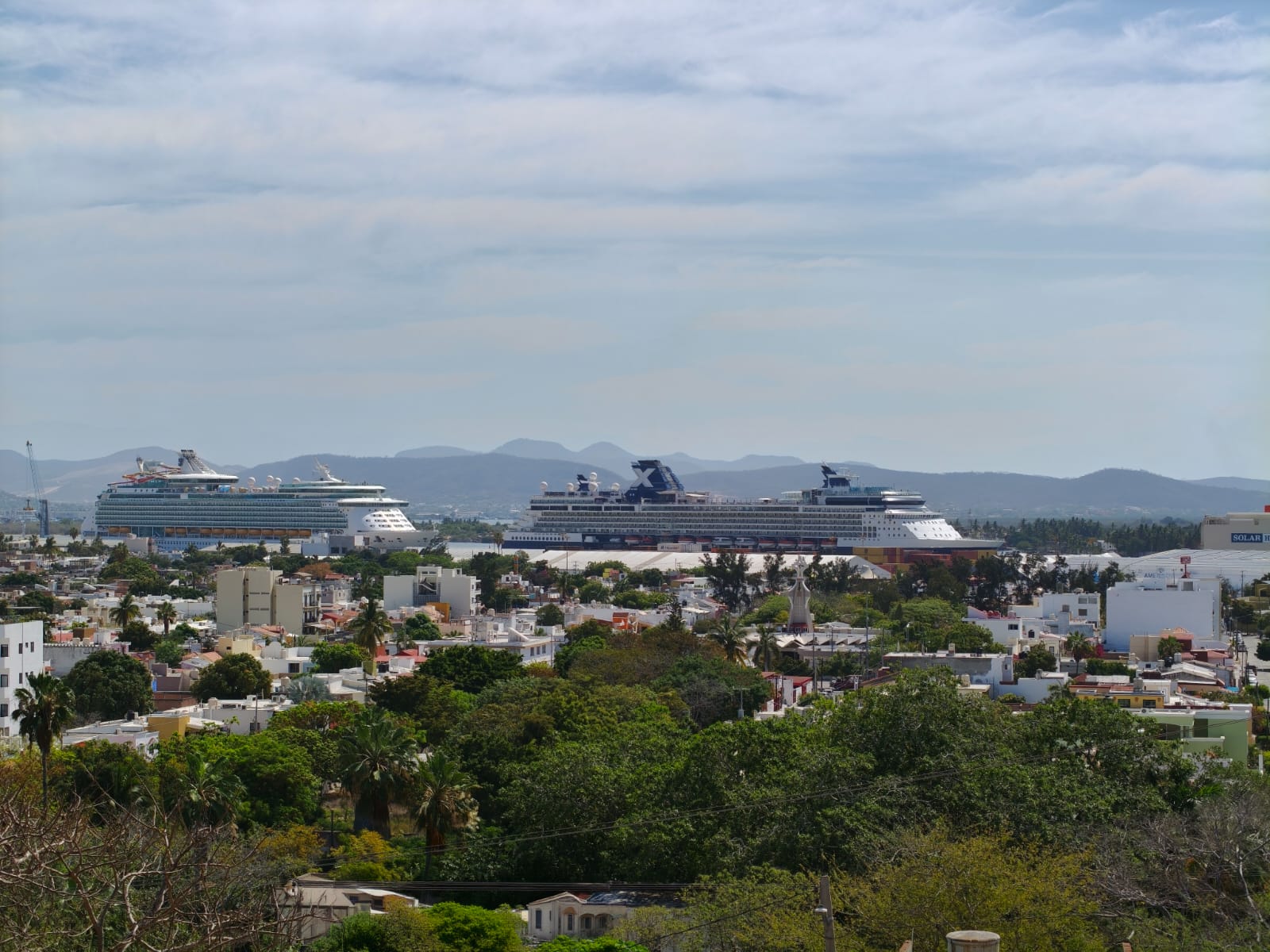 Arriban más de 9 mil turistas en dos cruceros