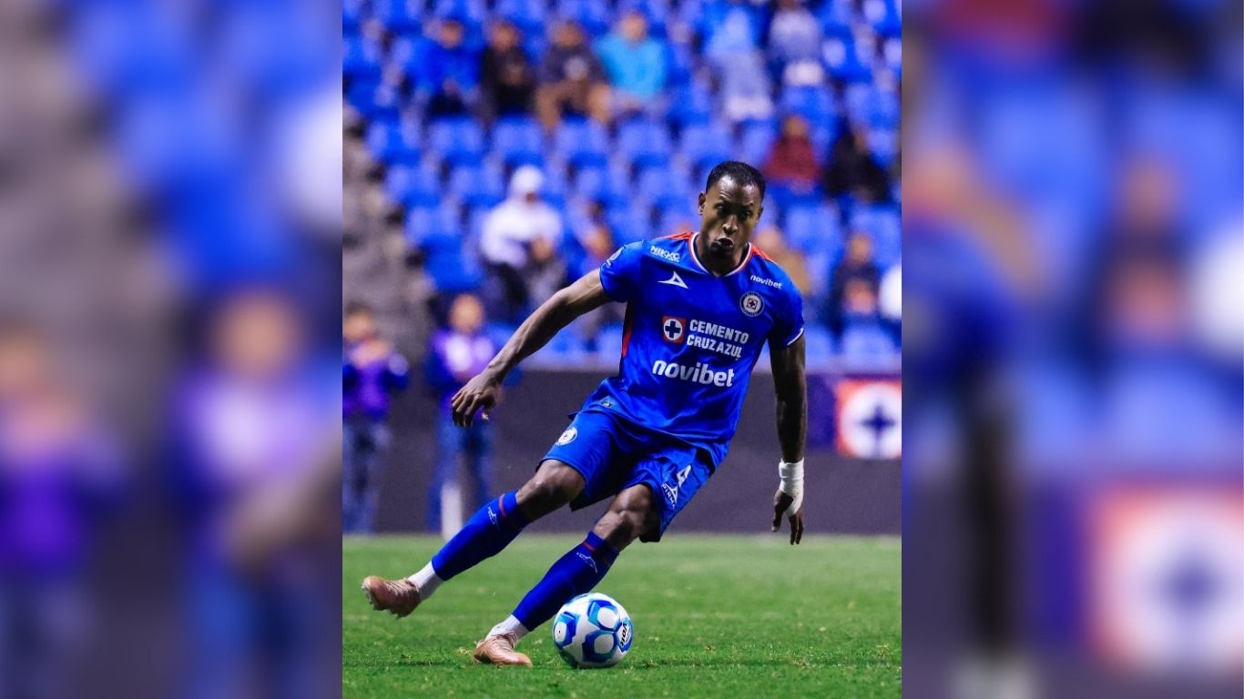 Jugador de equipo de futbol Cruz Azul en cancha