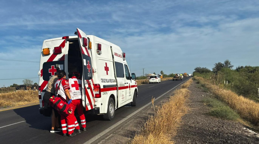 Paramédicos de la Cruz Roja auxilian a los pasajeros de una motocicleta