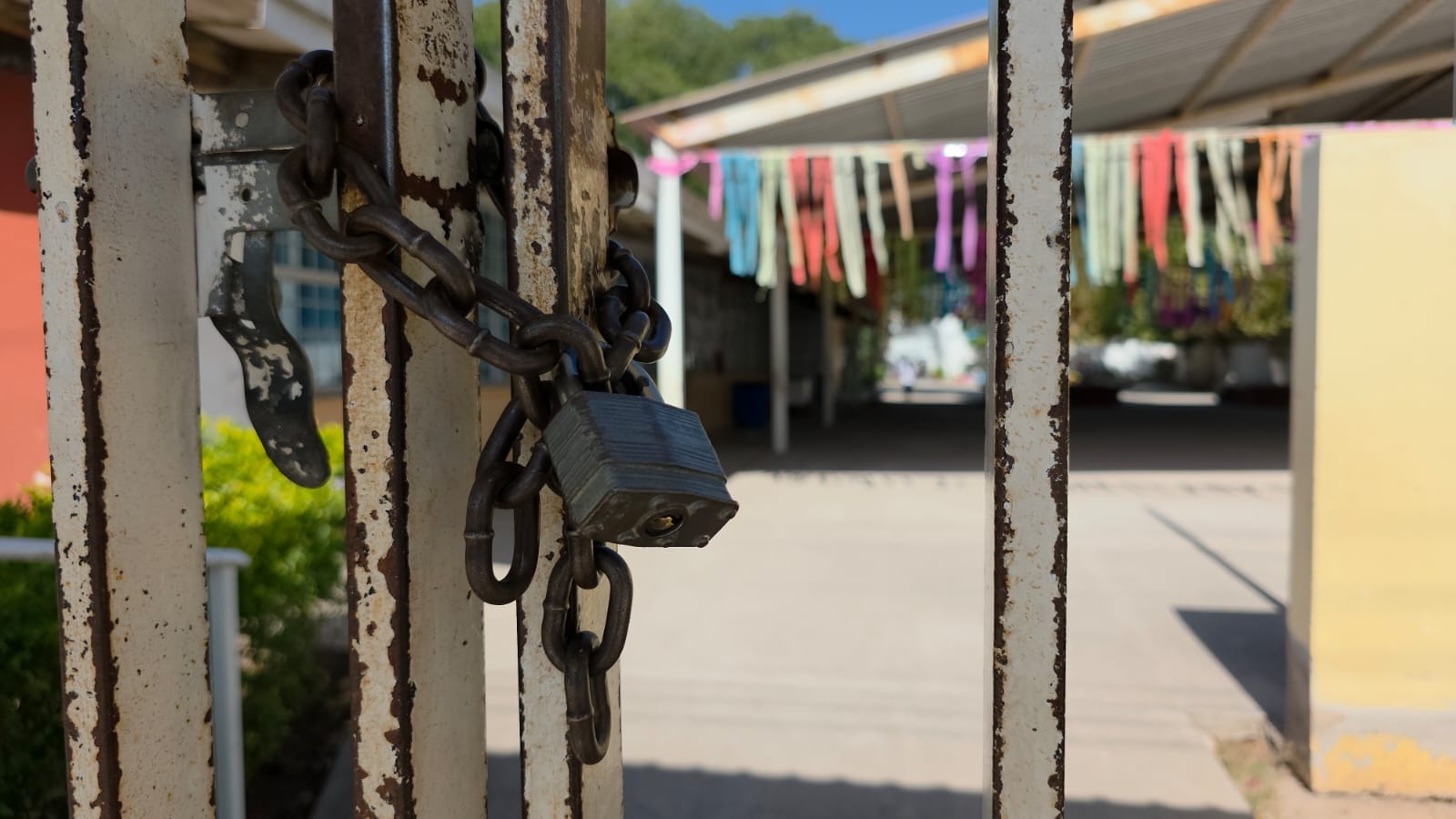 candado en puerta de escuela