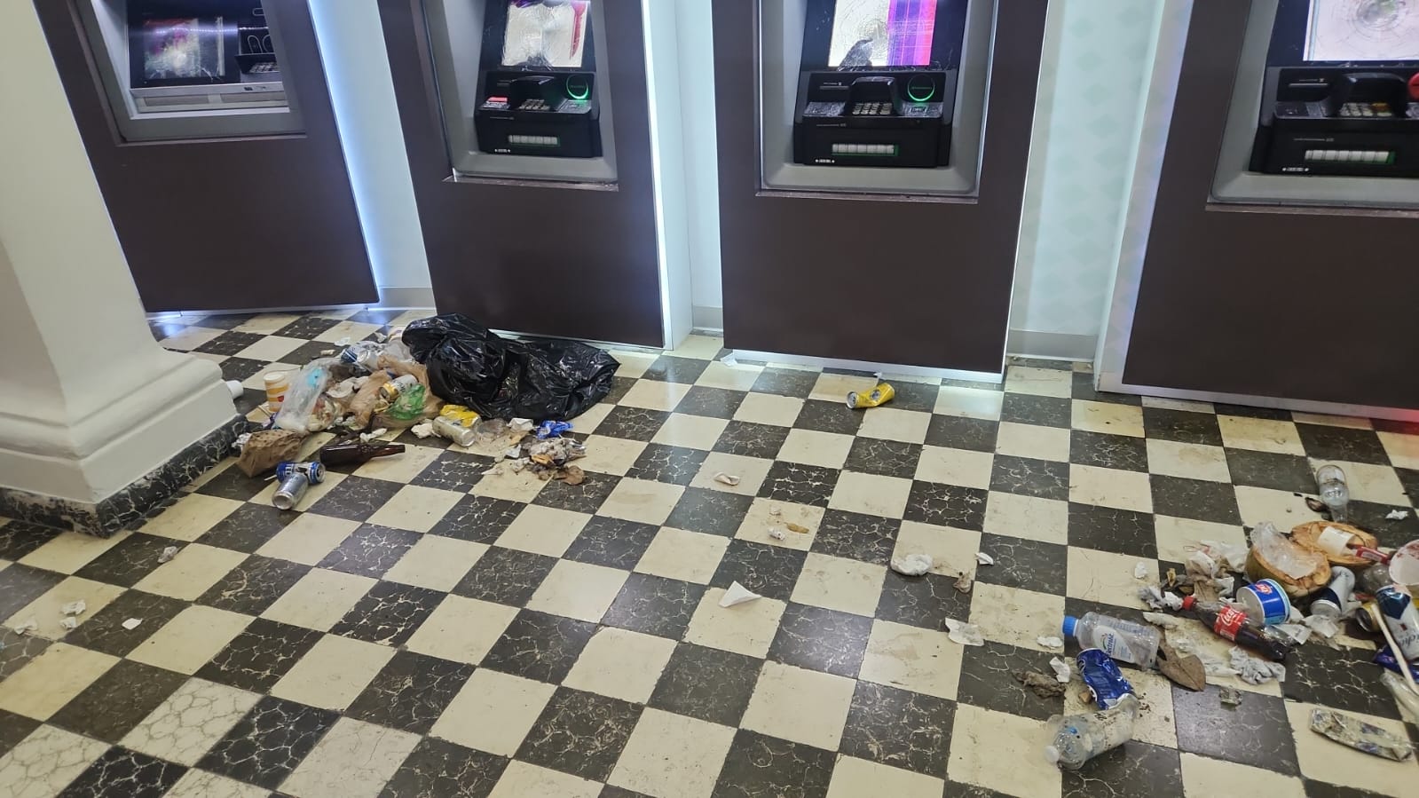 Modulo de cajeros de banco con daños y vandalismo