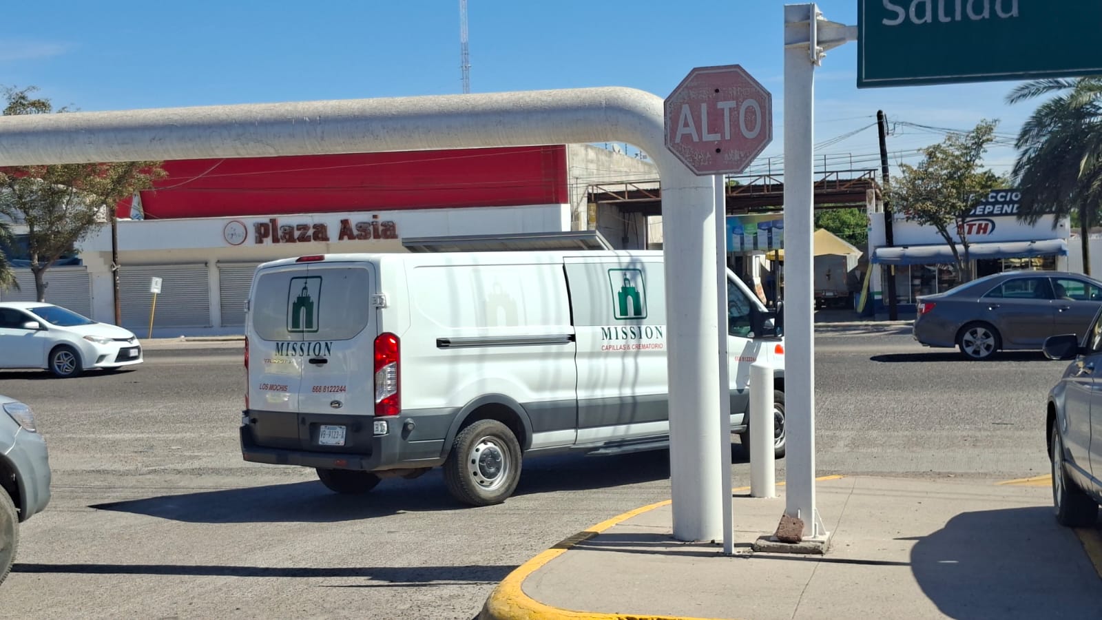 Vehículo doblando una esquina