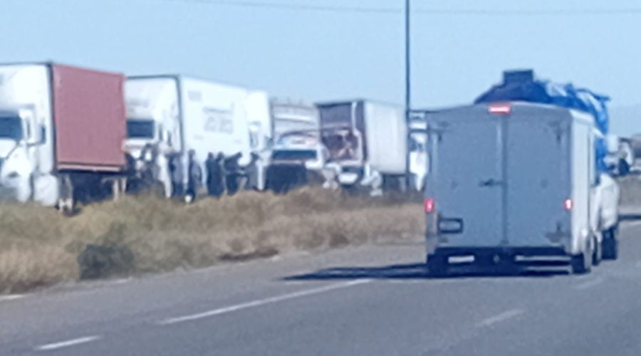 Vehículos de carga transitando por carretera