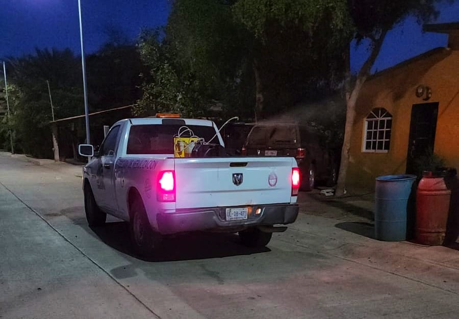 Camioneta de salud con una bomba tirando liquido para dengue