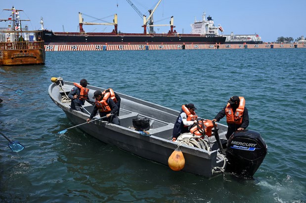 Anuncian destitución de 3 funcionarios de Pemex por derrame de hidrocarburos en el Golfo de México