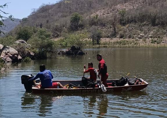 Lancha de bomberos de Culiacán sobre agua