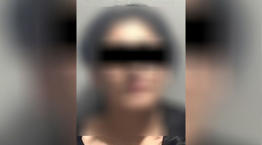 Persona con el rostro cubierto